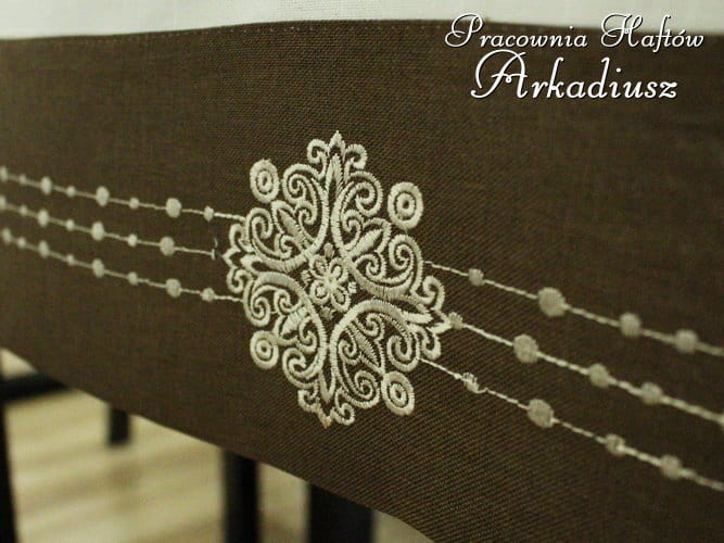 Obrus lnianopodobny - doszywana ozdobna listwa z haftem