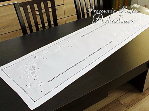 Bieżnik lniany haftowany ręcznie