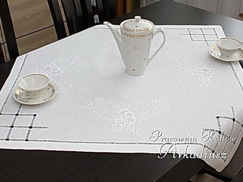 Ręcznie haftowana serweta lniana 80x80 cm.