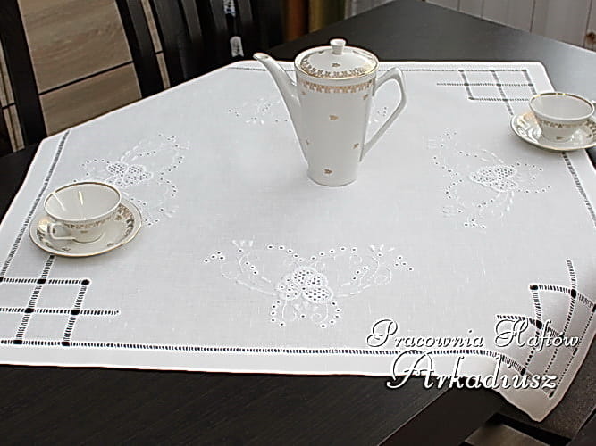 Ręcznie haftowana serweta lniana 80x80 cm.