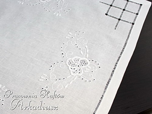 haft ręczny na serwecie lnianej