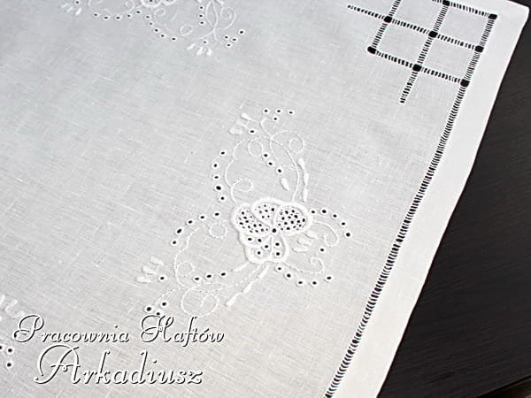 haft ręczny na serwecie lnianej