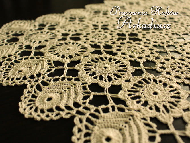 Beżowa koronka koniakowska