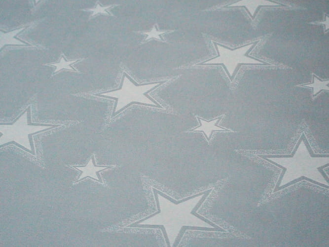 obrus z drugiej strony srebrny z białymi gwiazdami