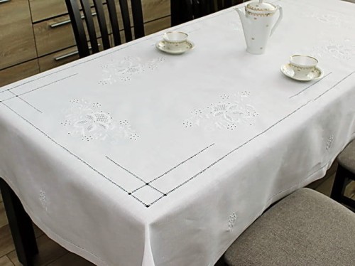 Obrus haftowany ręcznie