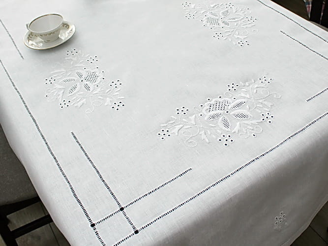 Obrus haftowany ręcznie "Mak stylizowany"