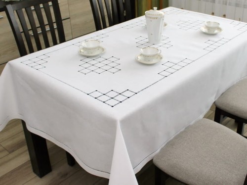 Obrus lniany zdobiony mereżką