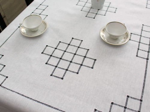Obrus zdobiony ręczną mereżką