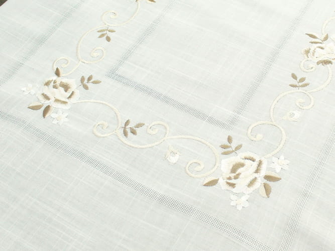 Obrus haftowany z tkaniny lniano-poliestrowej