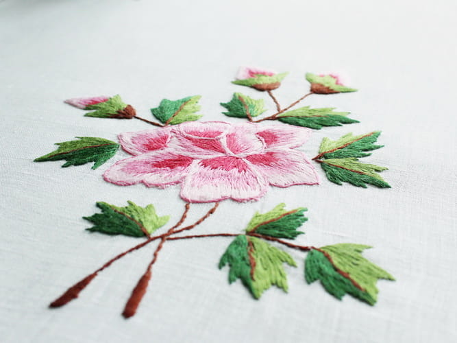 Haft ręczny różowe róże