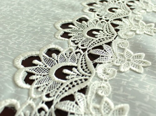 Obrus z gipiurą z kolekcji HANIA