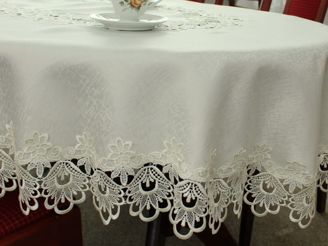 Obrus z gipiurą ekri