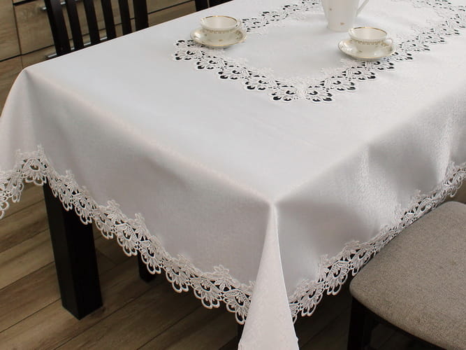 Biały obrus z gipiurą