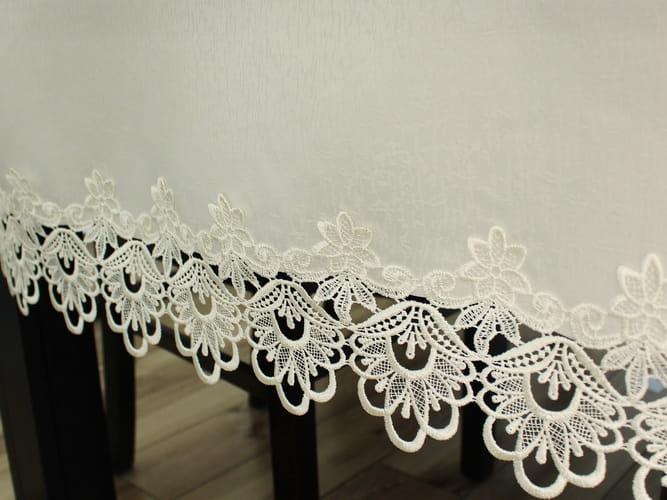 Obrus ekri z koronką gipiurową