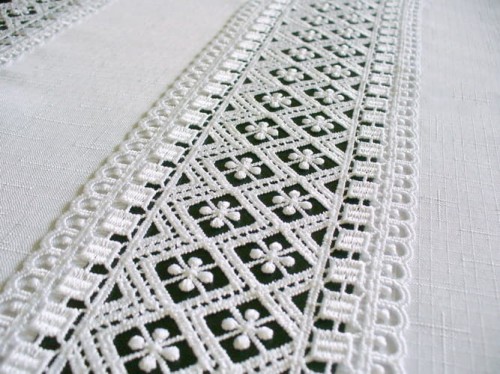 Bieżnik plamoodporny  z gipiurą "wstawka" biały