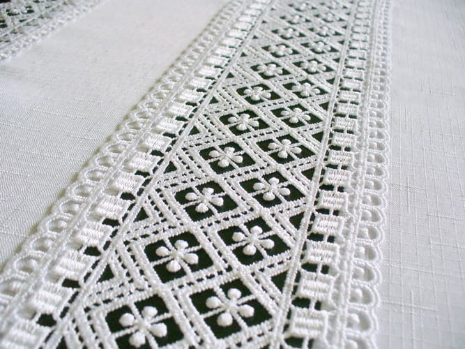 Bieżnik plamoodporny  z gipiurą "wstawka" biały