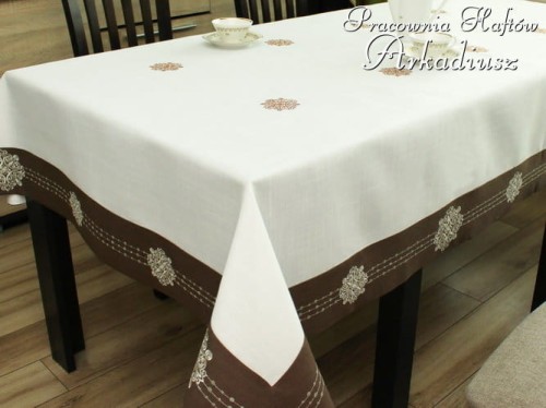 Obrus lnianopodobny z haftem - biało brązowy