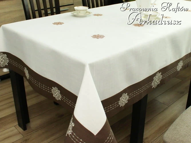 Obrus lnianopodobny z haftem - biało brązowy