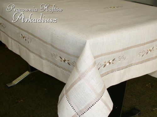 Lnianopodobny obrus haftowany (98)